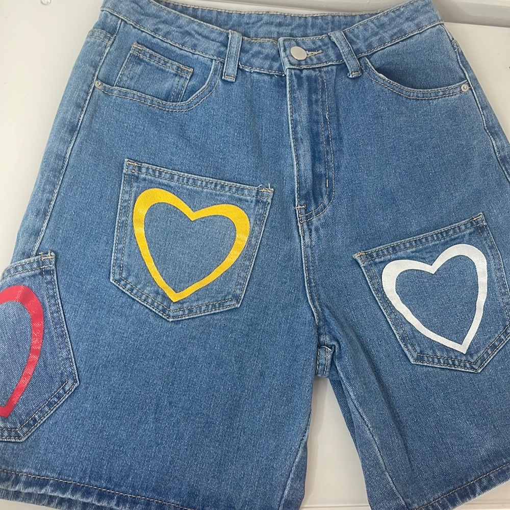 These are some y2k heart shaped shorts. Size small and never been worn.